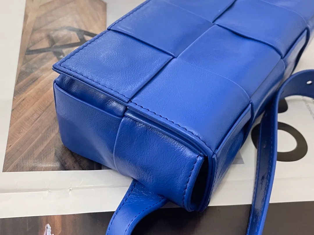 #𝐓𝐇𝐄 𝐁𝐄𝐋𝐓 𝐂𝐀𝐒𝐒𝐄𝐓𝐓𝐄 Checkered waist bag cassette has an updated version🆕The waxed cowhide material is very light and shiny, has a cool feeling, and has the same high-end touch as always. ⚠️The second-generation upgraded version has a long strap of 136cm, tall people can also wear it cross-body at will It is also suitable for boys. It is suitable for couples. It can be used as a handbag, waist bag, crossbody or shoulder bag. It’s small and exquisite, but packs a punch: 💄lipstick 🕶️sunglasses, etc.⋯pack it all! It continues the square shape of the cassette bag and does not deform after loading. It has a very concave shape! Model: 6815# S18.5x5x9.5
